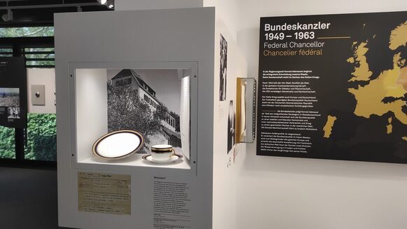 Blick in die Ausstellungseinheit "Bundeskanzler 1949-1963"