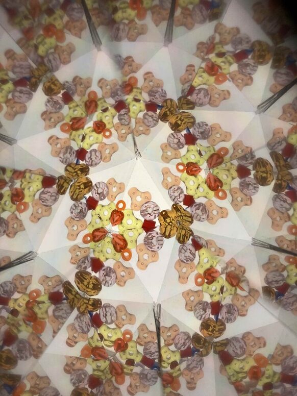 Bunte Muster bei einem Blick durch ein Kaleidoskop