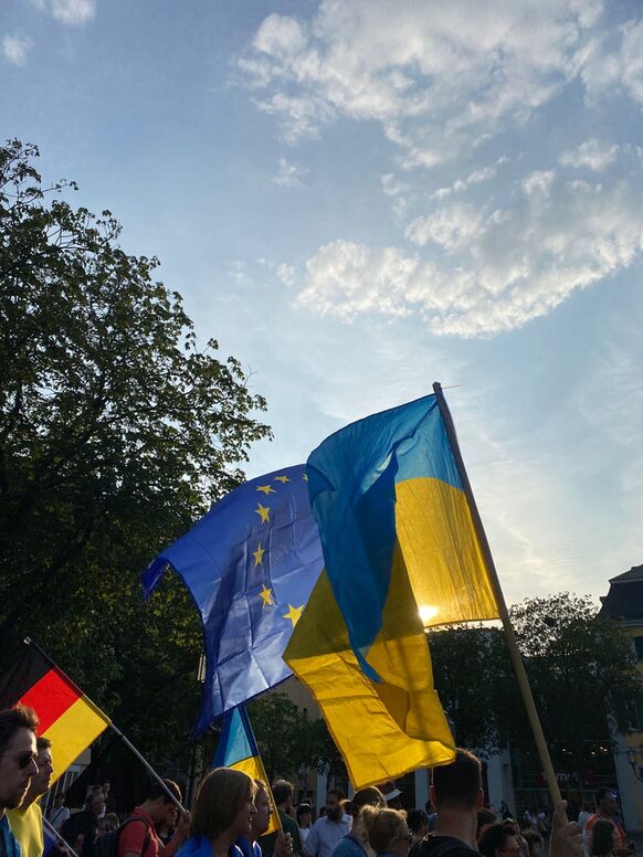 Ukrainische und EU Flagge