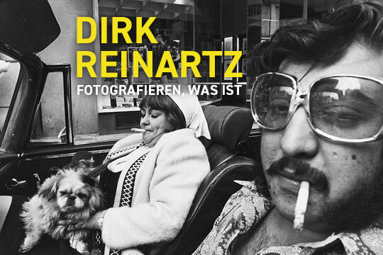 Plakatmotiv zur Ausstellung Dirk Reinartz mit zwei rauchenden Personen in einem offenen Wagen und Ausstelltungstitel.