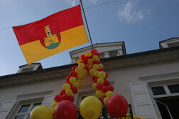 Das mit roten und gelben Luftballons geschmückte Rathaus in Bad Godesberg