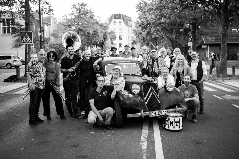 Auf dem Bild ist die Gruppe TNT-Brassband zu sehen