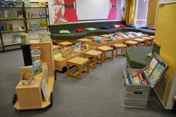 Die Kinder- und Bilderbücher in der  Stadtteilbibliothek Tannenbusch werden in einem Holzzug präsentiert