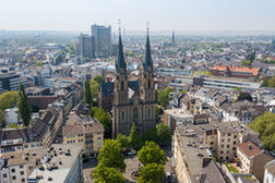 Ansicht der Bonner Innenstadt mit Blick auf die Stiftskirche und das Stadthaus.